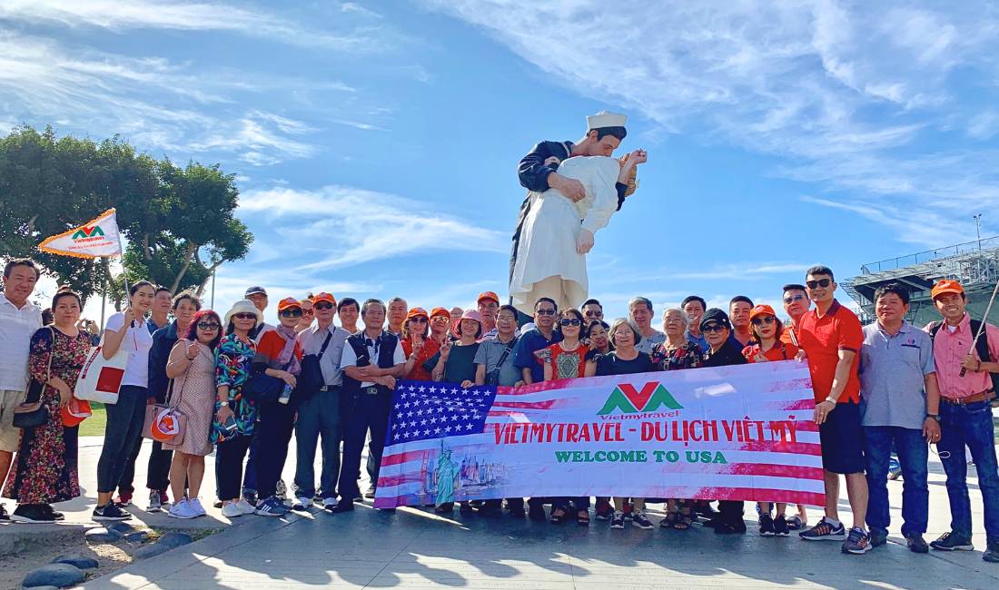 Đoàn Tour Mỹ check-in Nụ hôn Nước Mỹ
