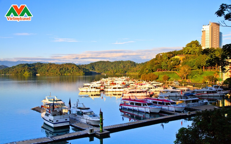 du-thuyen-ho-nhat-nguyet