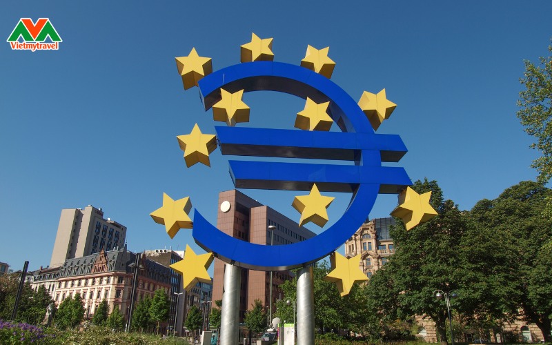 du-lich-chau-au-chup-hinh-tuong-dong-euro