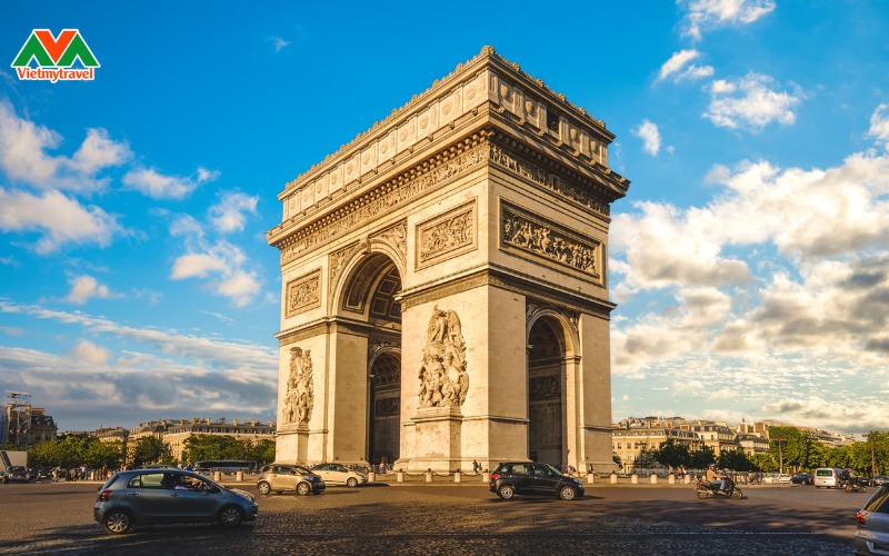 du-lich-chau-au-phap-khai-hoan-mon