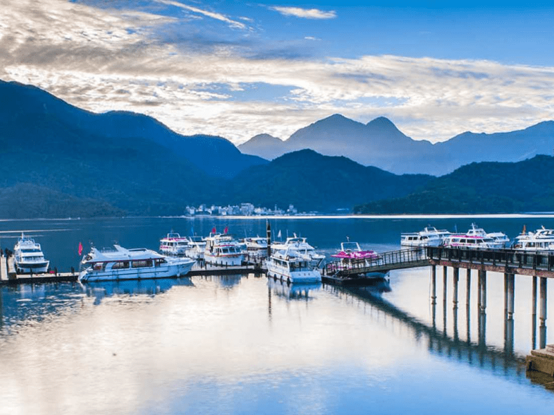 du-thuyen-ho-nhat-nguyet